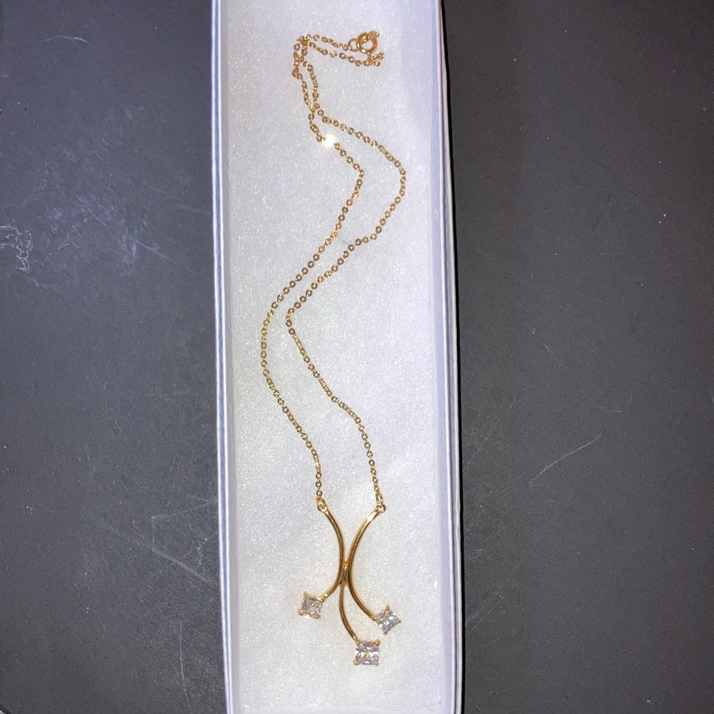 Elegant Gold Necklace with Crystal Accents